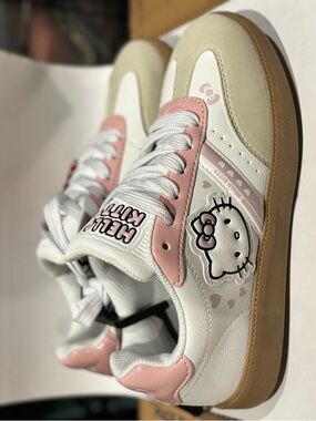 Hello Kitty Women White, Pink & Tan Low-Top Sneakers Sz 6